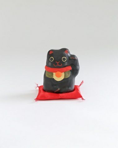 ミニ招き猫黒 左｜KIMURA&Co. | 石見銀山 群言堂オンラインストア
