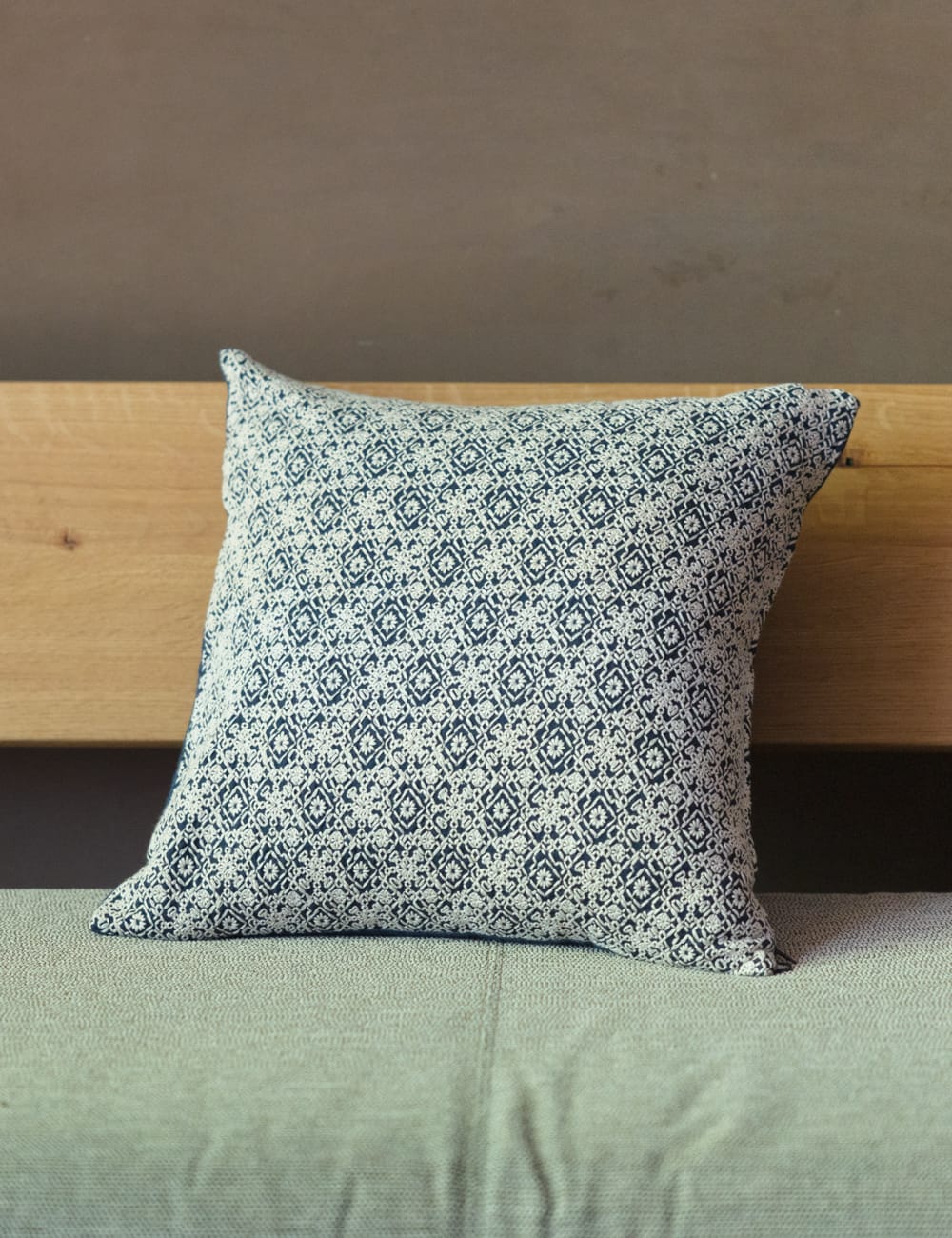 花刺子刺繍クッションカバー | 石見銀山 群言堂オンラインストア