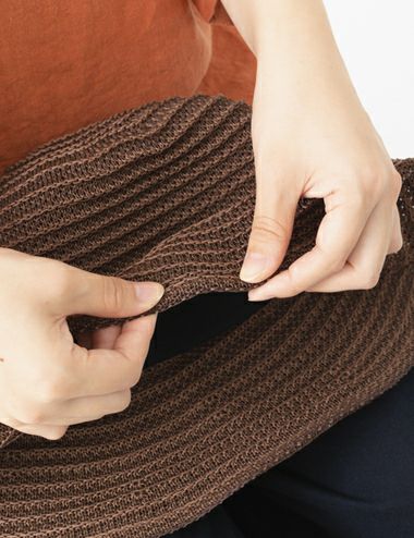 つば先部分にワイヤーの芯が入っているので、自分に似合うスタイルを自由自在に作ることができます。