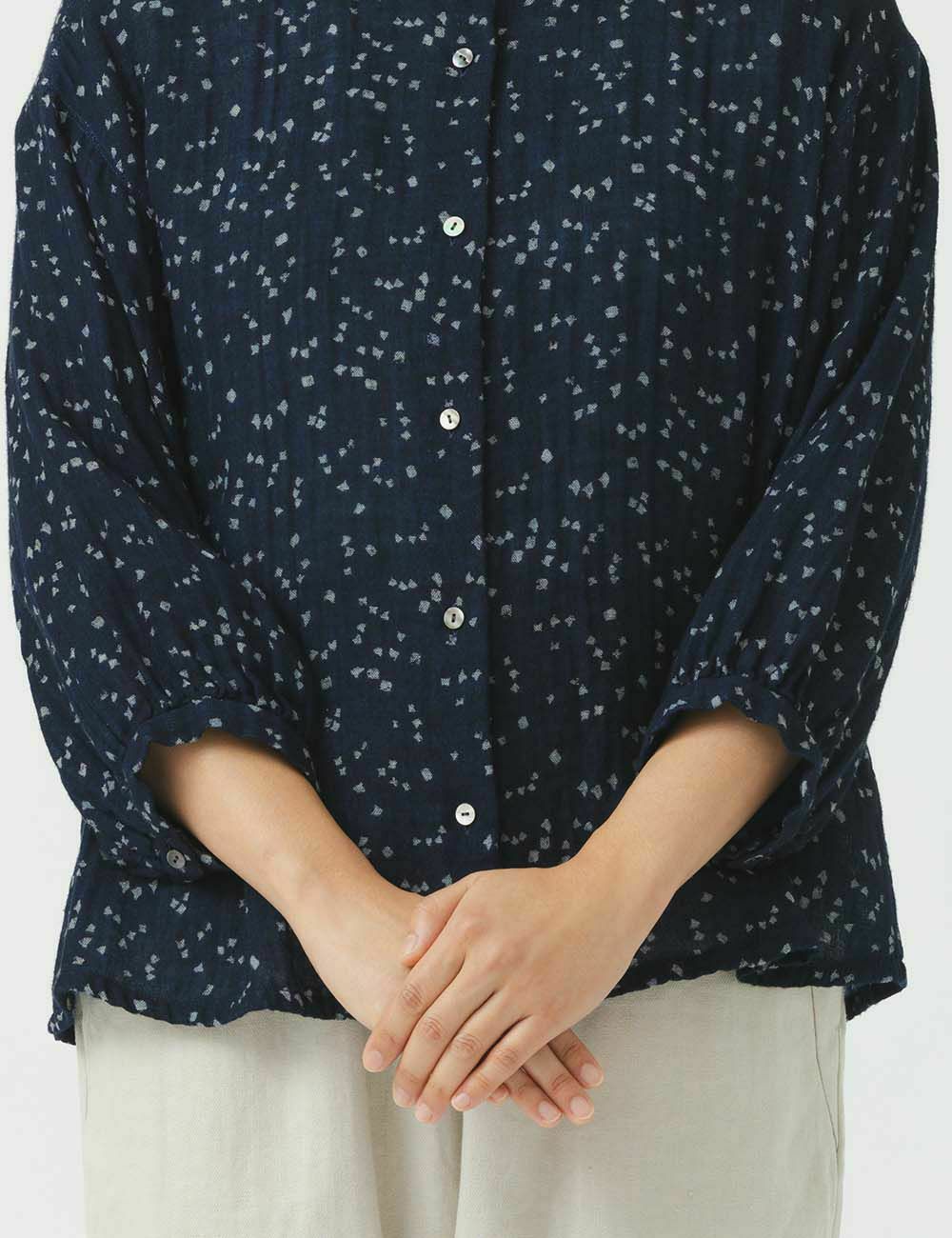 藍二重織千鳥抜染 ブラウス母子草（ははこぐさ） | 石見銀山 群言堂  