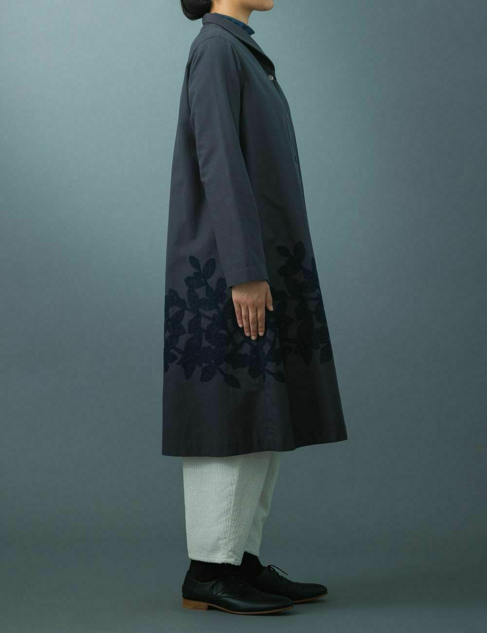 木陰の鳥刺繍ジャケット栃葉人参（とちばにんじん） | 石見銀山 群言堂