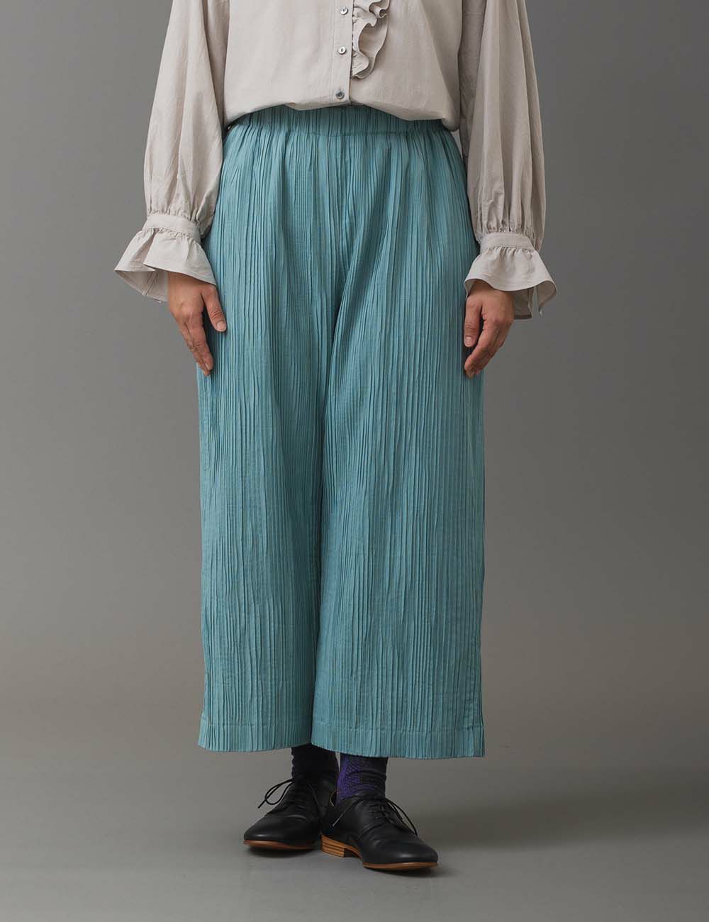 モノずき　群言堂　プリーツパンツ 綿シルクストレッチプリーツパンツ碇草（いかりそう） | 石見銀山 群言