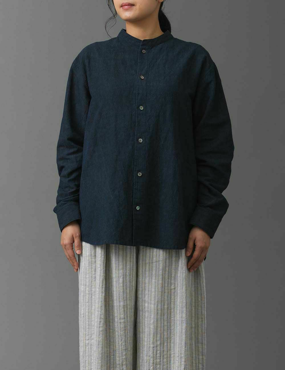 炭藍染綿麻平織　ブラウス節黒（ふしぐろ）