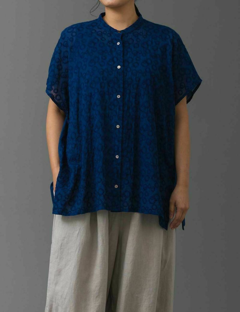 藍染青い花刺繍ブラウス千振(せんぶり) | 石見銀山 群言堂 藍染青い花刺繍ブラウス千振(せんぶり) | 石見銀山 群言堂