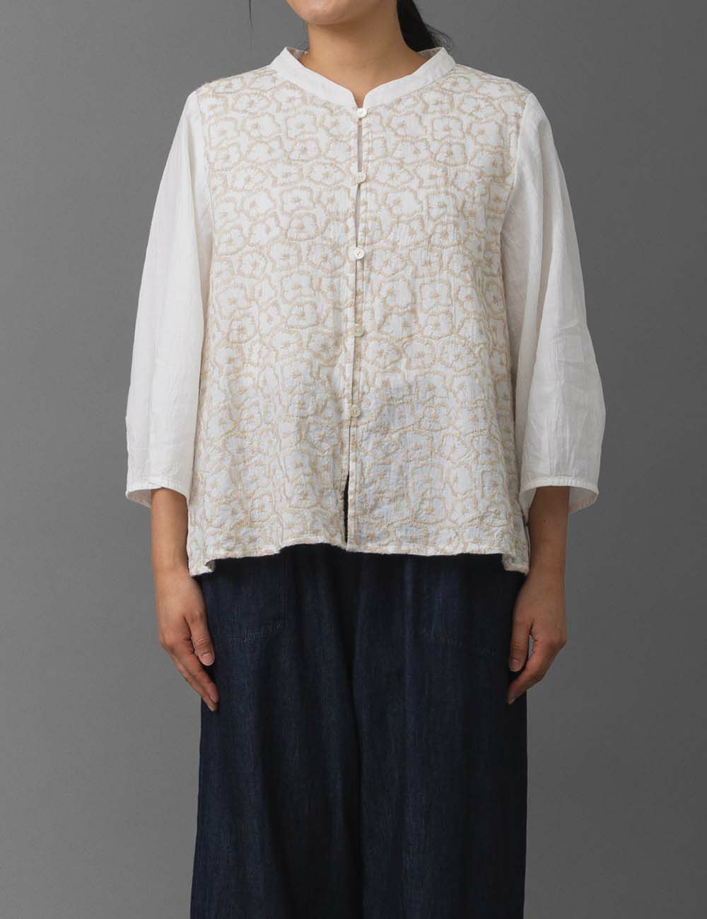 白粉花刺繍ブラウス大文字草（だいもんじそう）