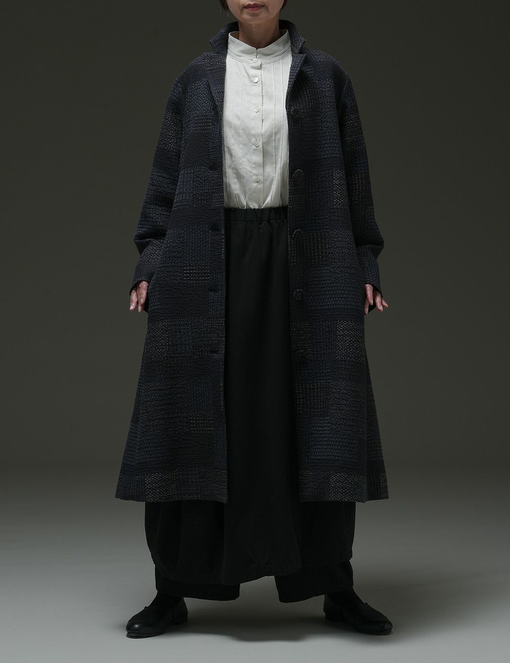 群言堂　ダークグレー スラブ素材 ロングコート　　　　1819 コート | 石見銀山 群言堂オンラインストア