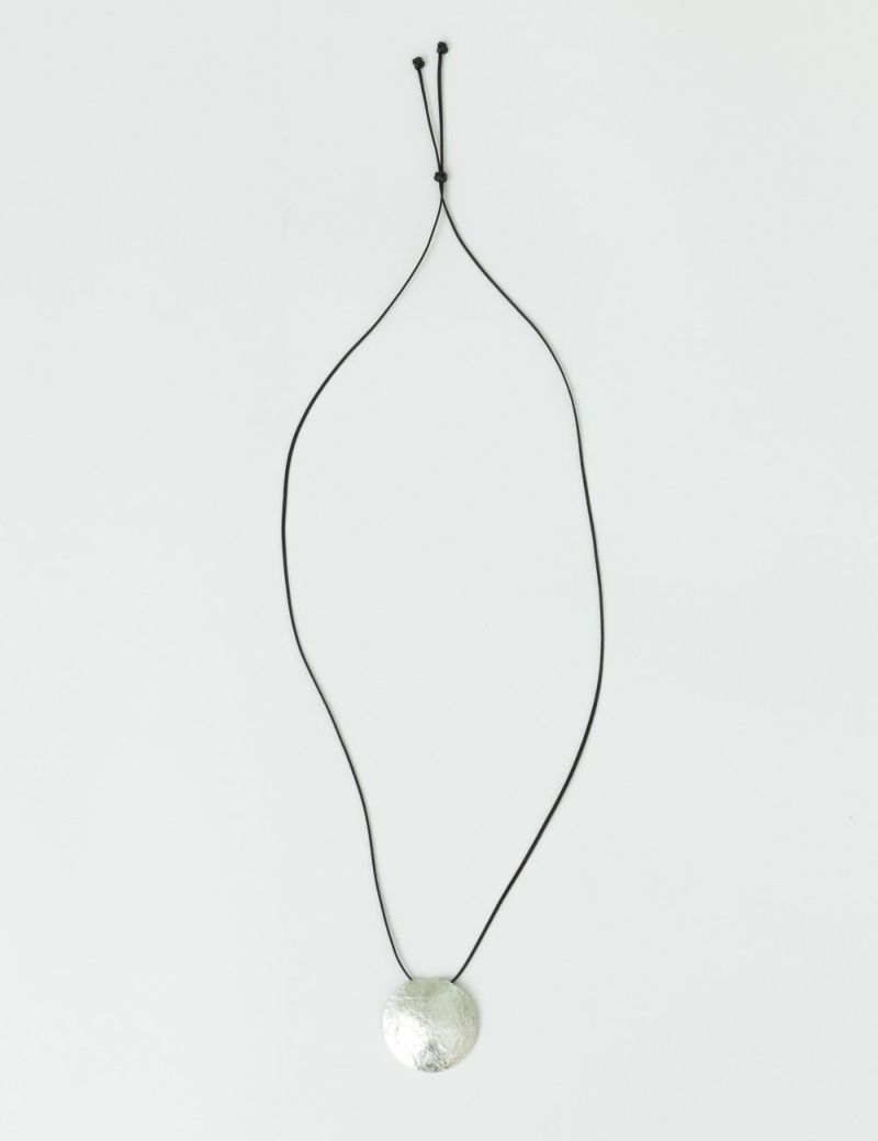 錫満月ネックレス