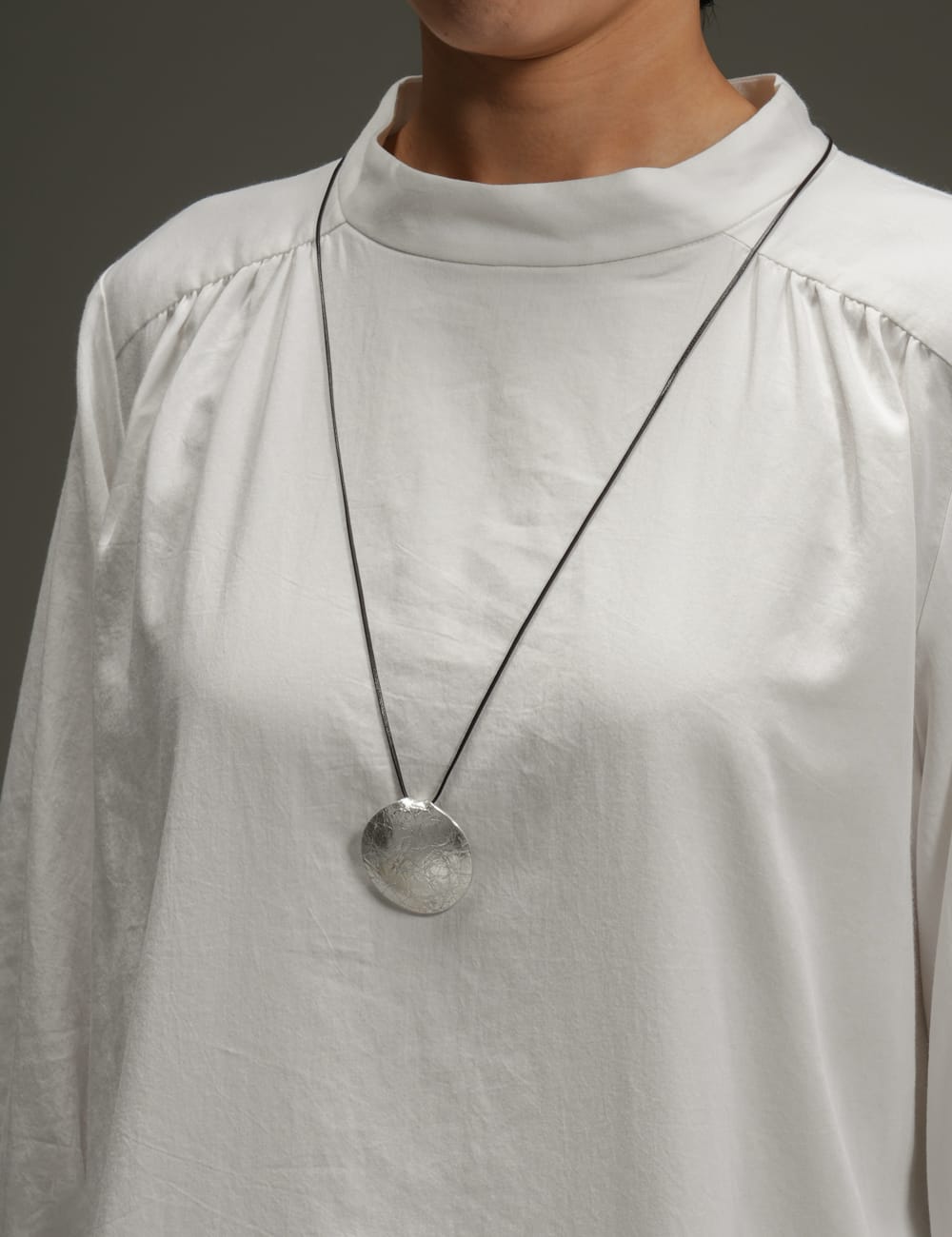錫満月ネックレス