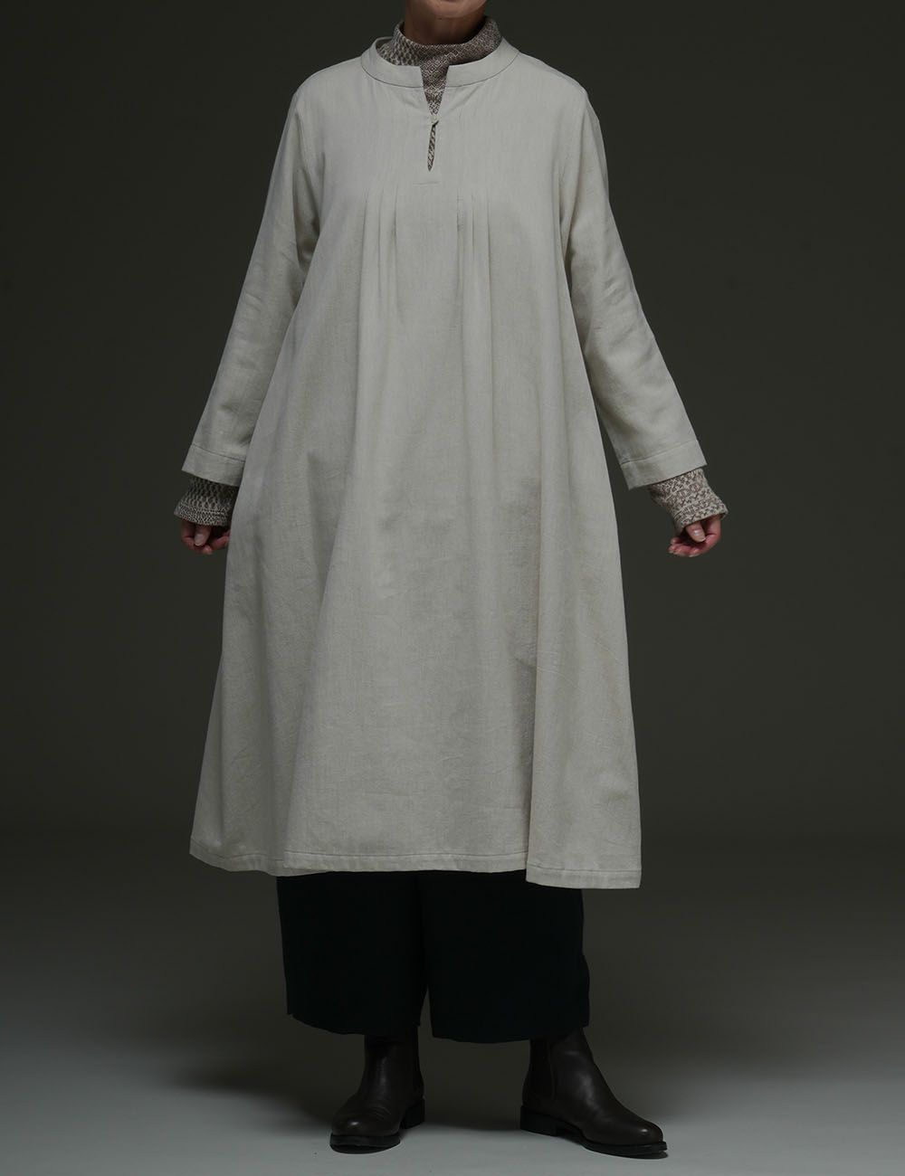 綿シルク綾織ワンピース端取草（つまとりそう）