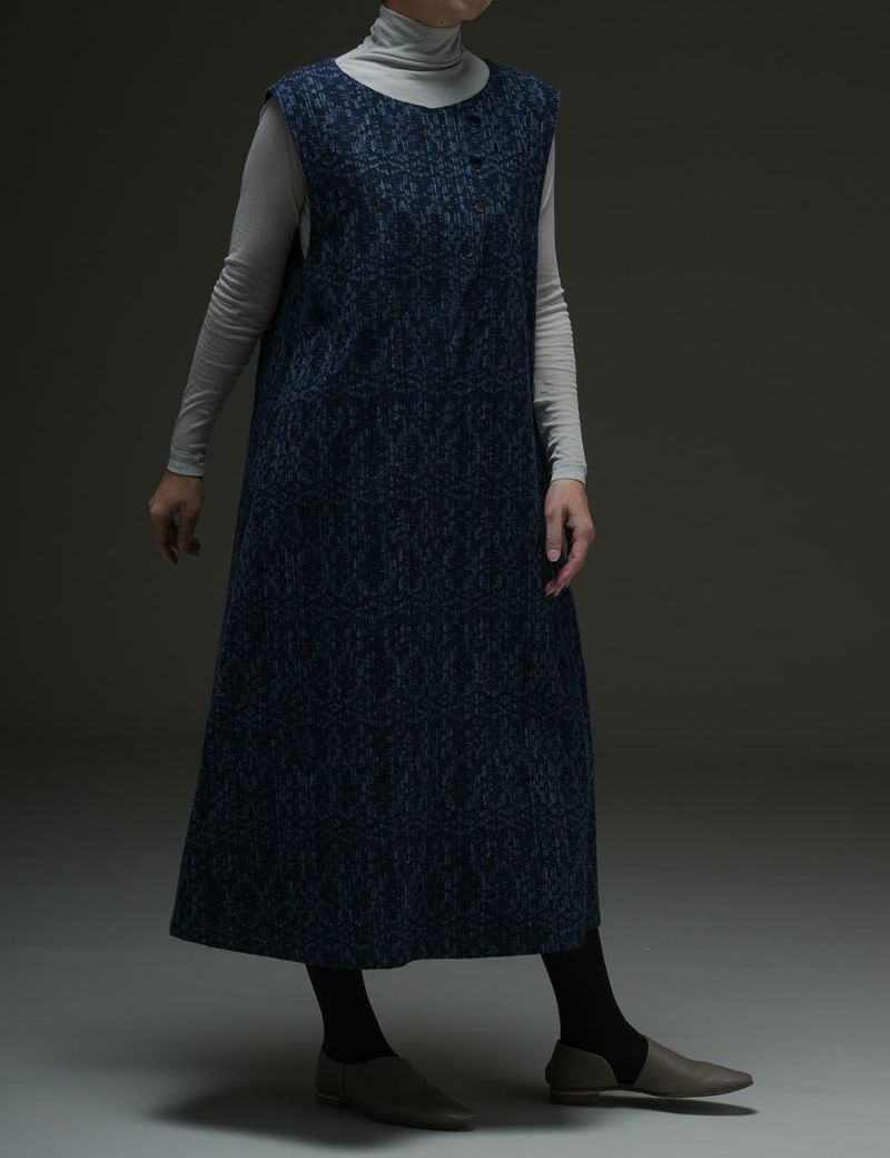 インディゴ変わり織ジャガードジャンパースカート山吹升麻（やまぶきしょうま）